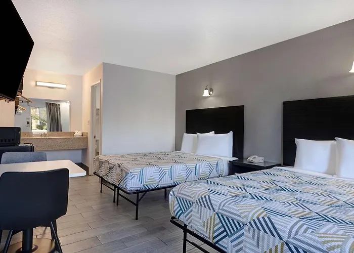 Motel 6 Branson West, MO - Silver Dollar City